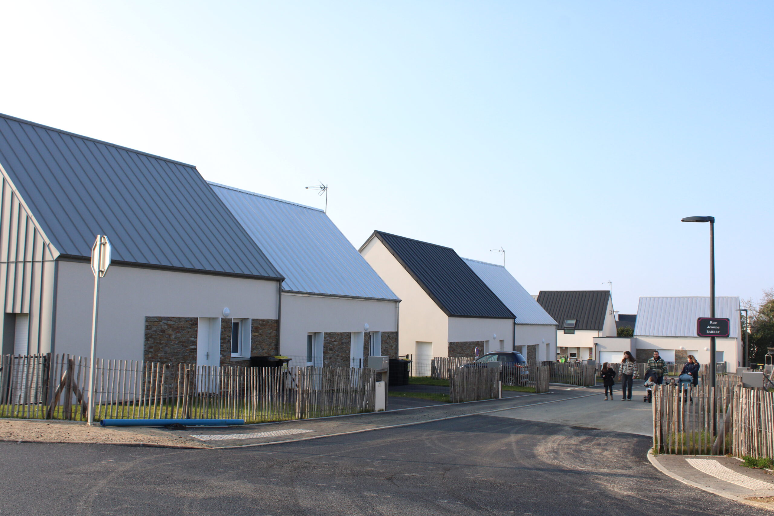 Perros-Guirec, lundi 17 mars 2025. Cette ville des Côtes-d'Armor ne respecte pas la loi SRU qui requiert 20% de logements sociaux.

SUR LA PHOTO : Impasse Jeanne Barret, 20 logements sociaux, inauguré en juin 2024.