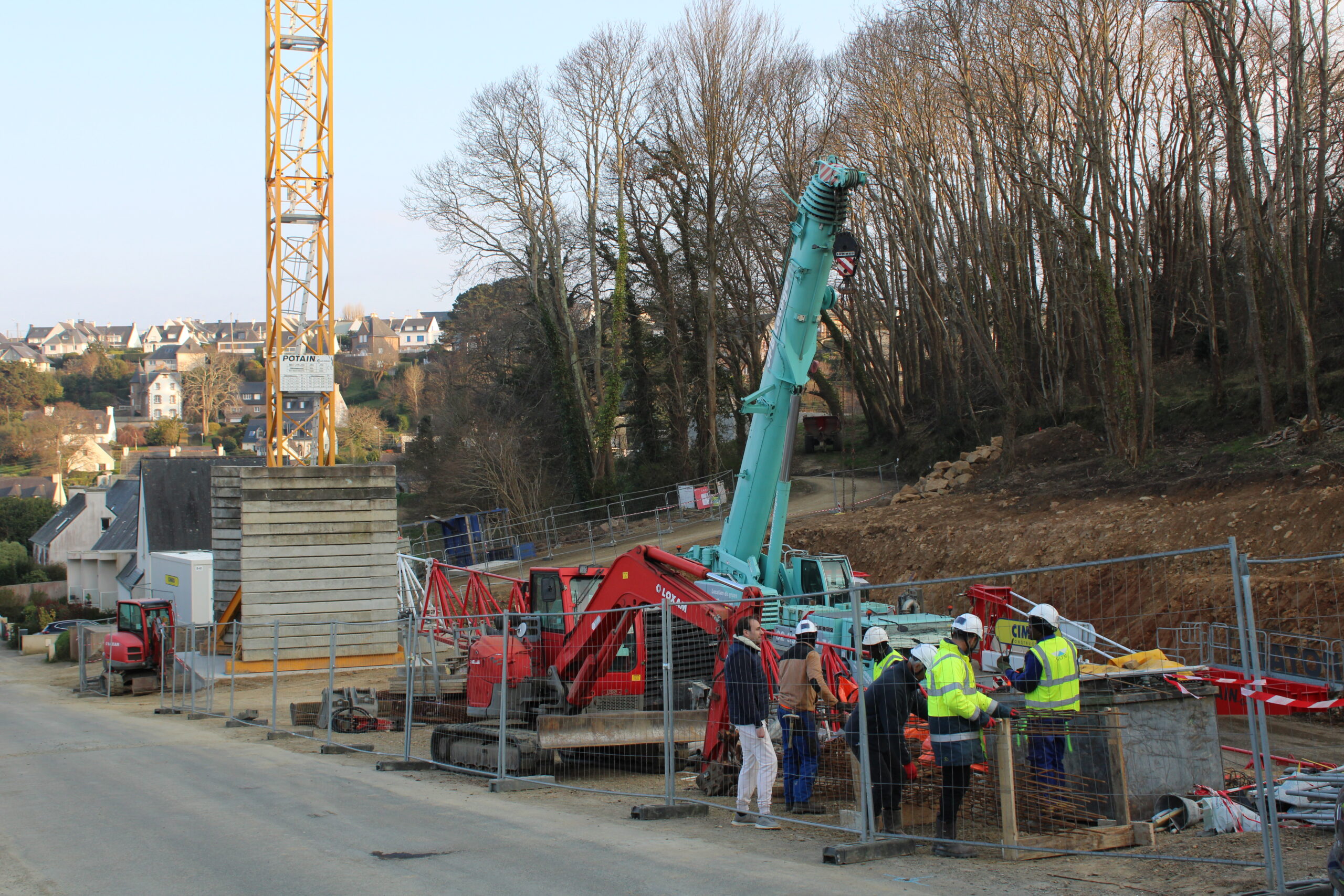 À Perros-Guirec, lundi 17 mars 2025, la Thalasso fait construire un immeuble de 27 logements.

SUR LA PHOTO : Une grue est entrain d'être installée et les fondation sont en cours.