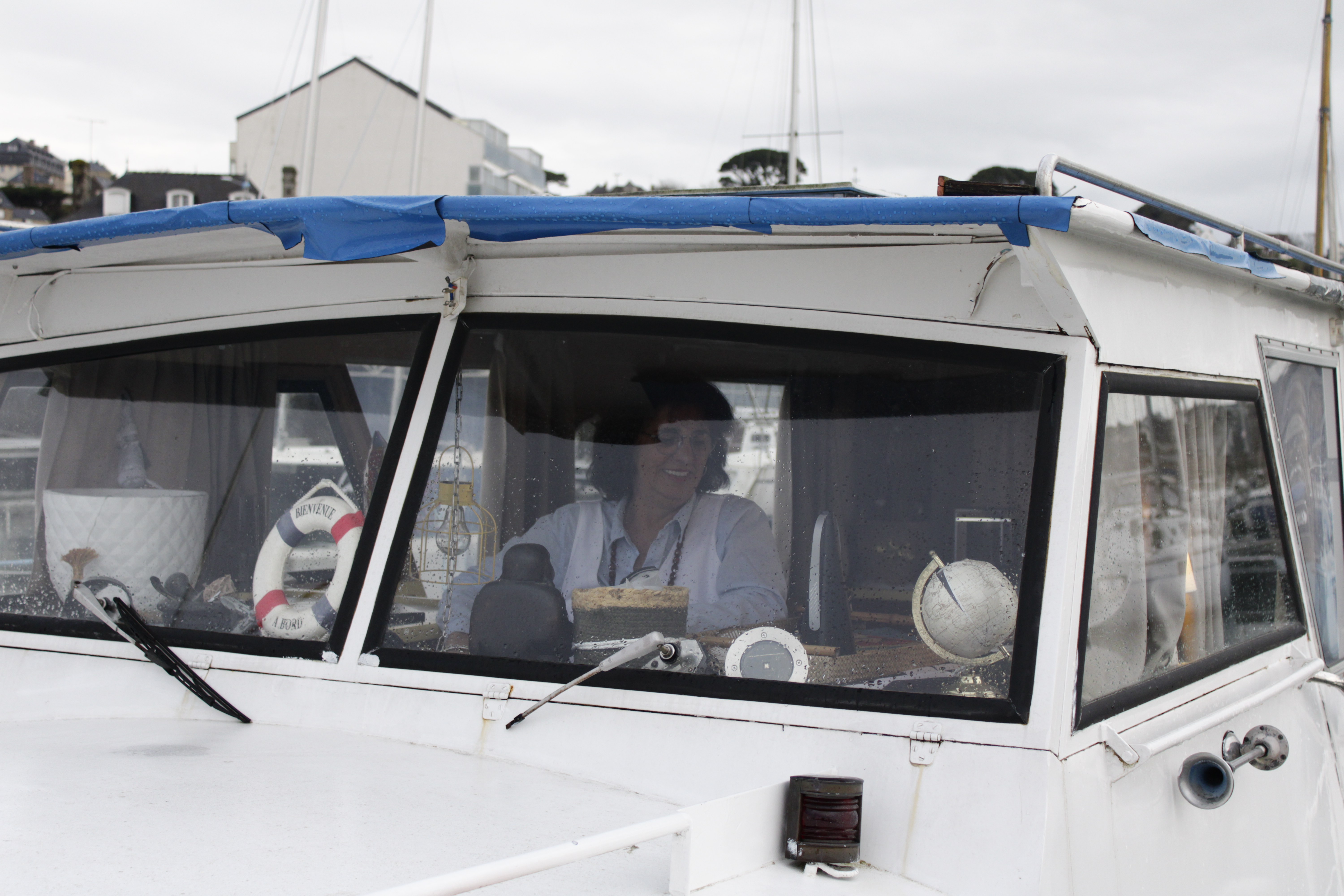 C'est sur le Tylouann qu'Annie a décidé de vivre une partie de l'année dans le port de Perros-Guirec.